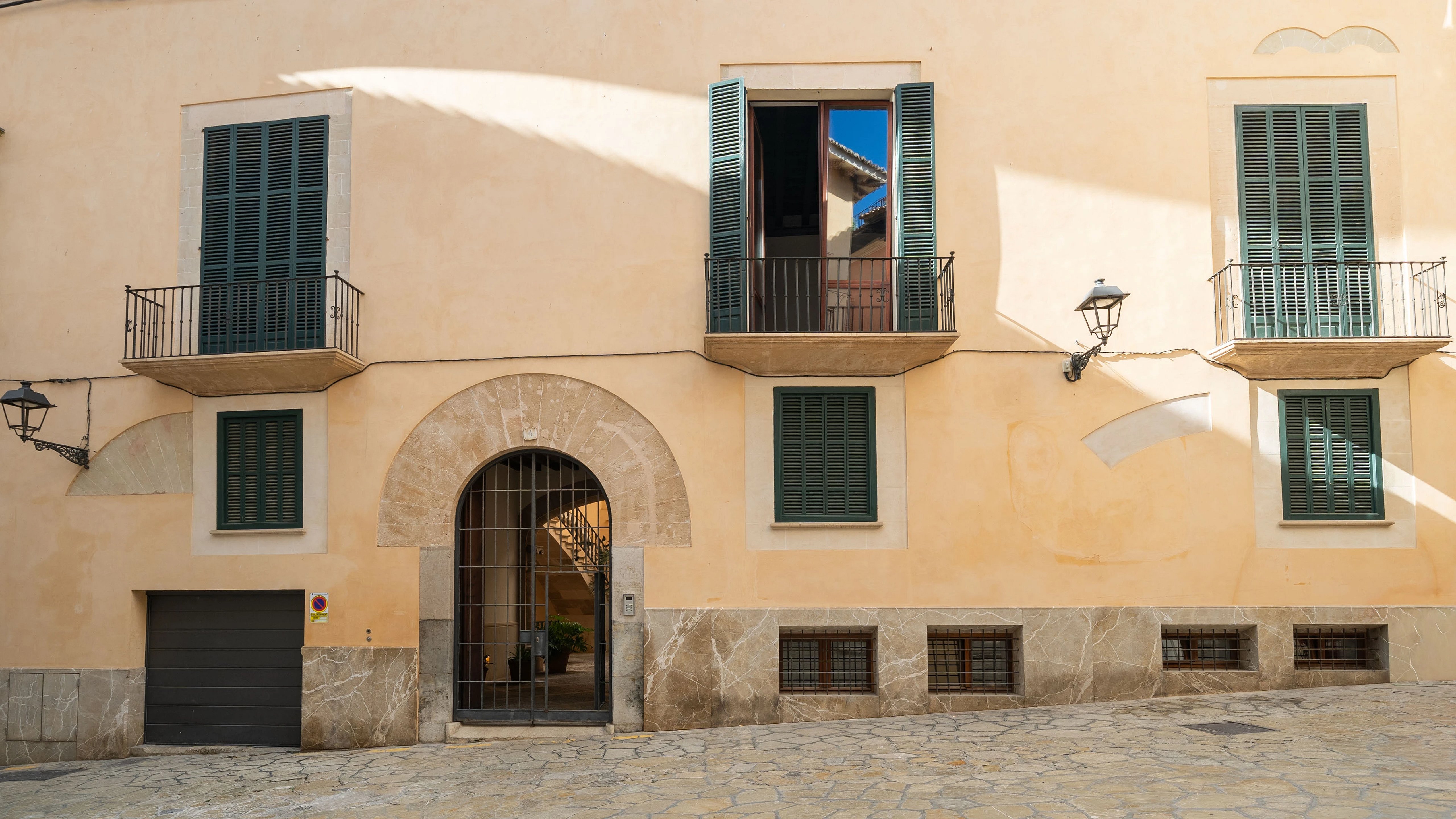 Exterior view of a modern villa. Infinity pool, large windows, minimalist architecture, lush garden. Luxury design.