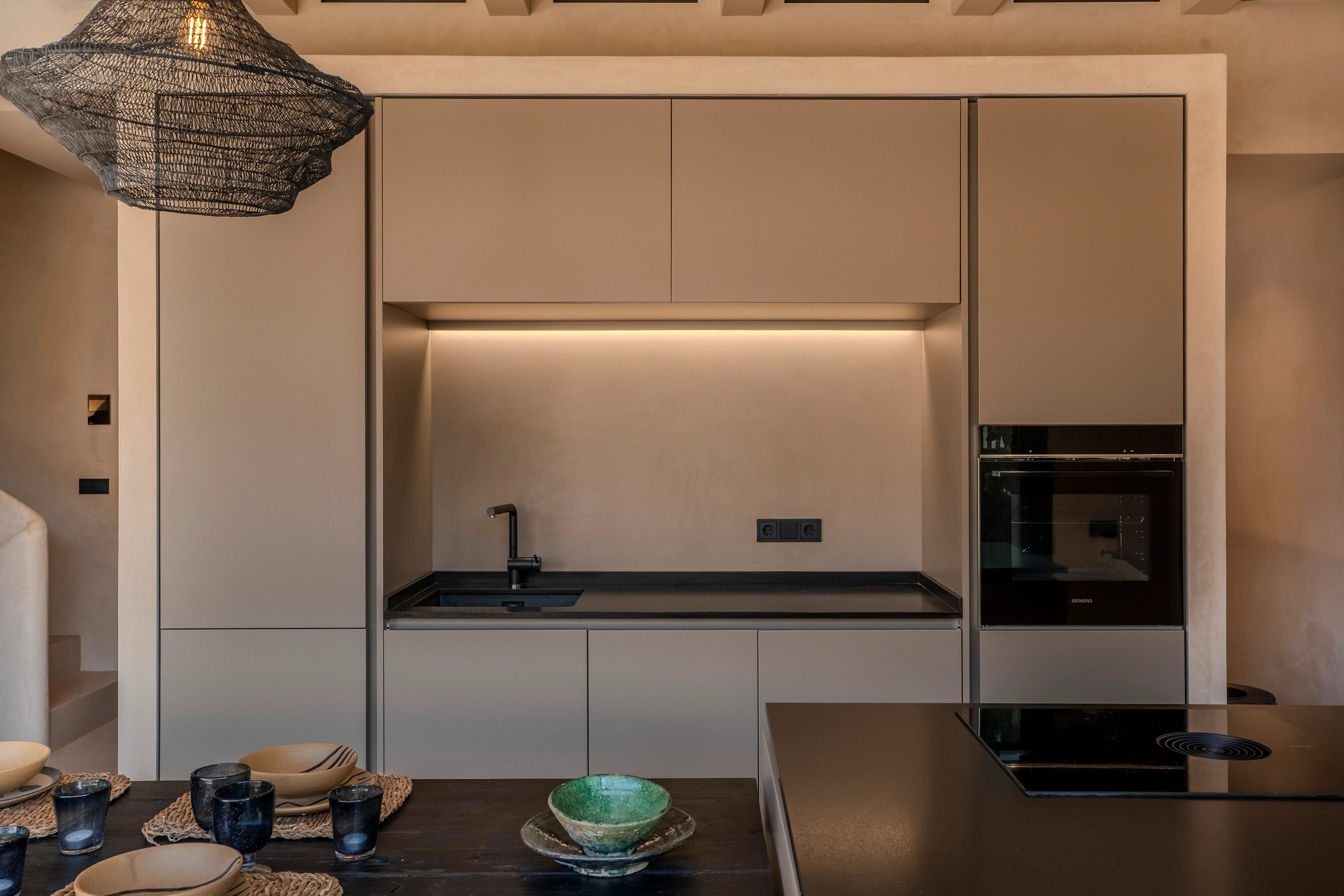 Terrace with infinity pool and sea view. Modern design with sun loungers and elegant outdoor furniture. Lush vegetation.