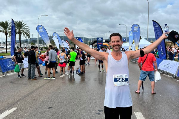 L'agent commercial Richie Hughes court le marathon de Palma 2023