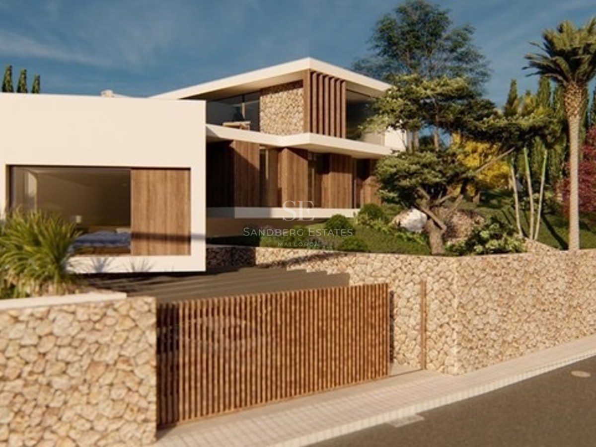 Exteriör av en modern villa med stenväggar, trädetaljer och en minimalistisk grind i starkt solljus.