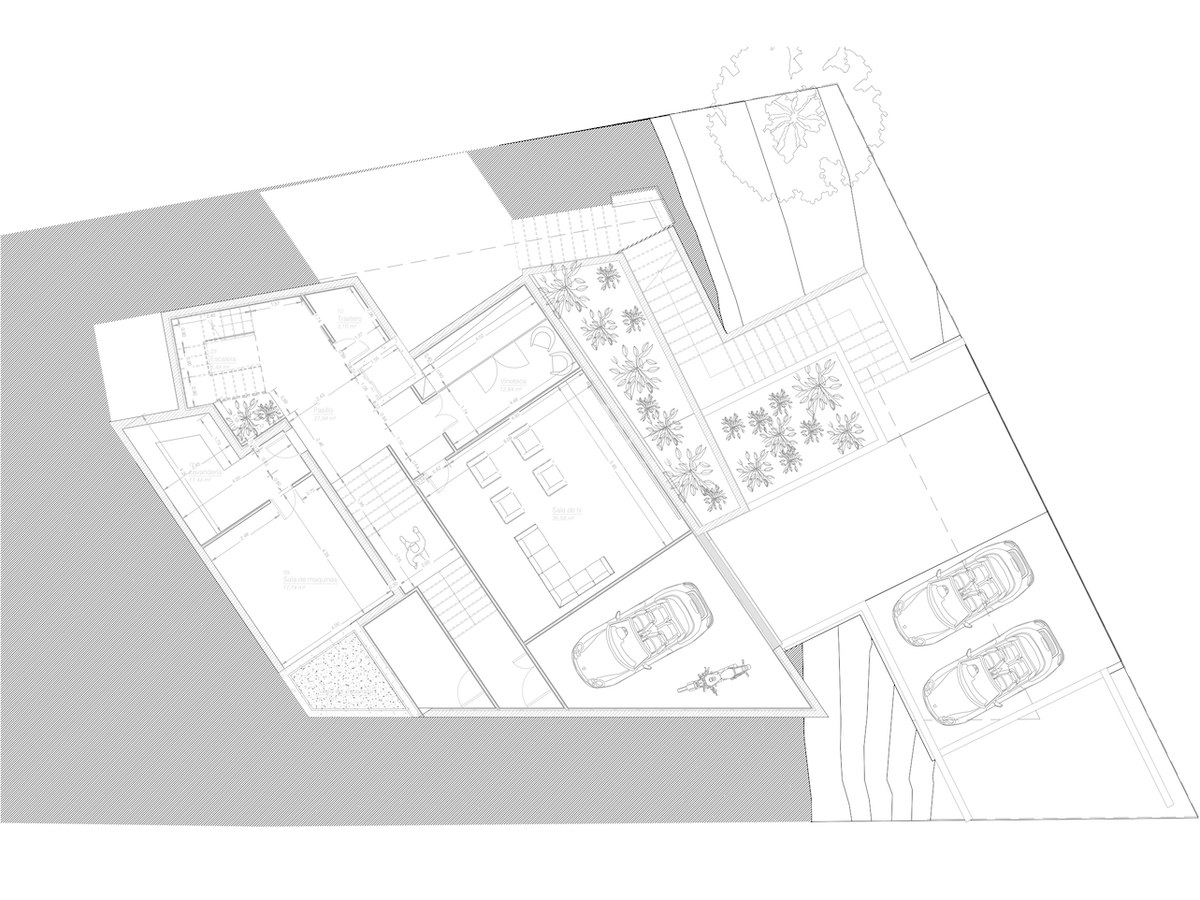 Teknisk planritning som visar rumsindelning, garageplatser och landskapsarkitektur.