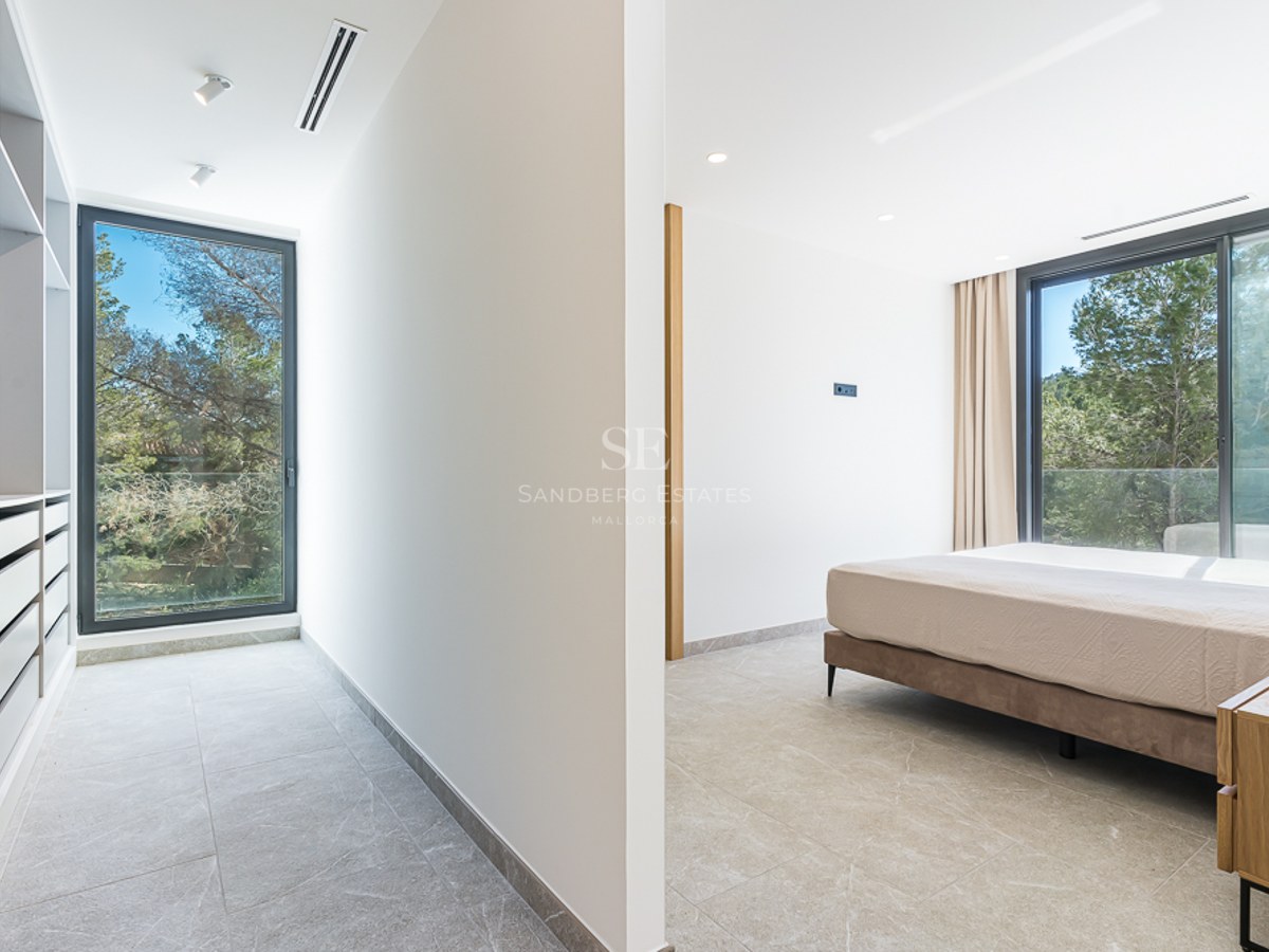 Rymlig terrass med pool, solstolar och fri utsikt. Modern och elegant arkitektur med detaljer i trä och sten.
