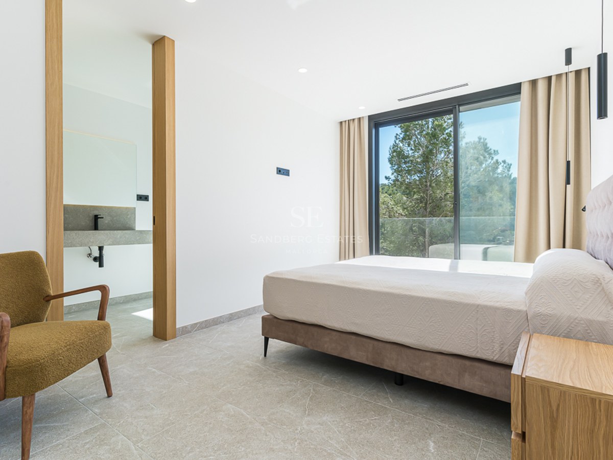 Stor terrass med pool omgiven av frodig vegetation. Modern design med eleganta möbler och fri utsikt.