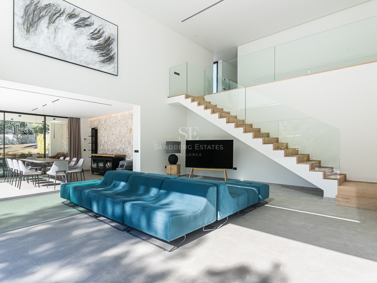 Utomhusvy av modern villa med pool, stor trädgård och minimalistisk arkitektonisk design. Perfekt för familjer.