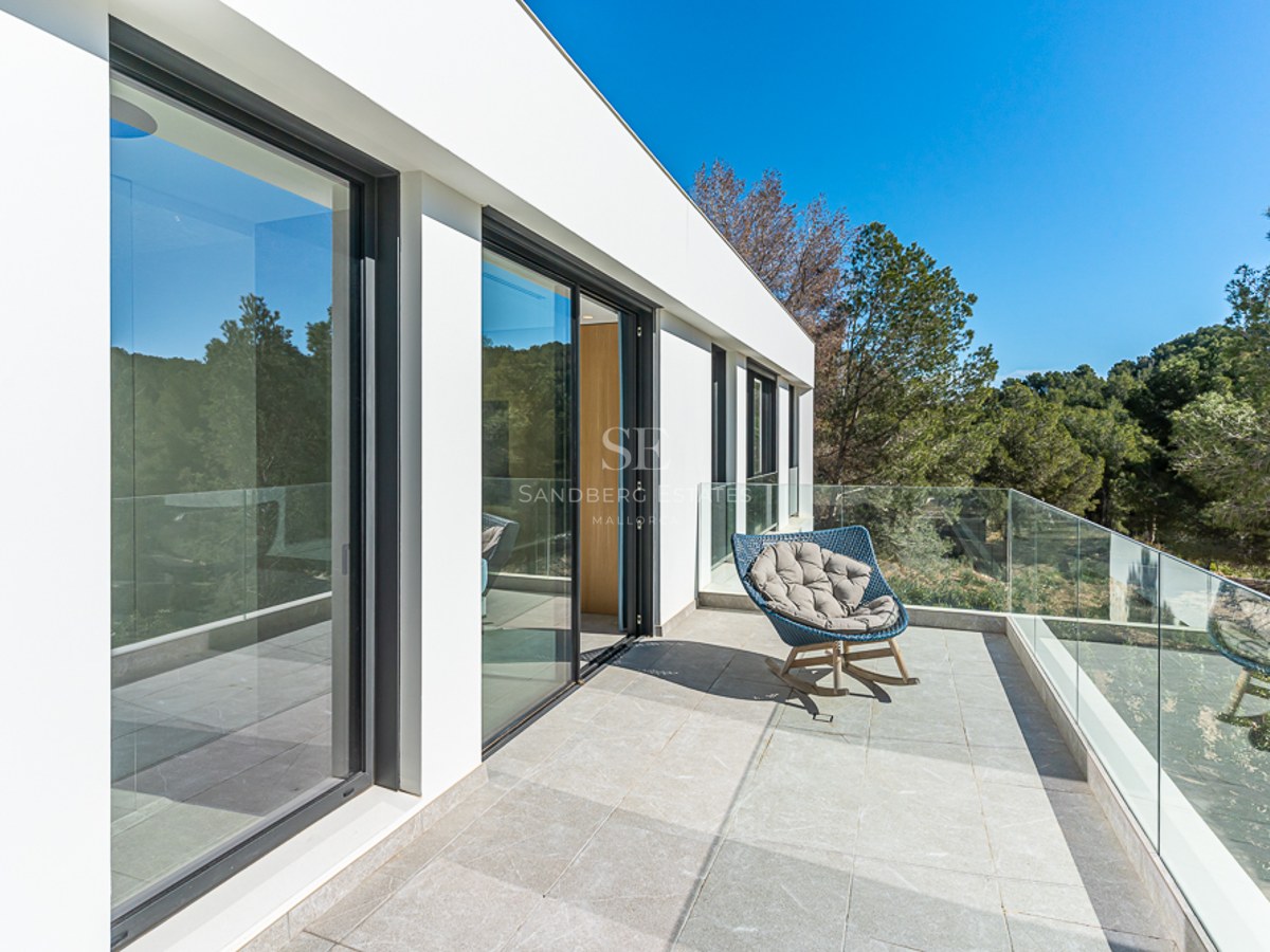 Exteriörvy av en modern villa med pool. Minimalistisk arkitektur, stora fönster och frodig trädgårdsdesign.