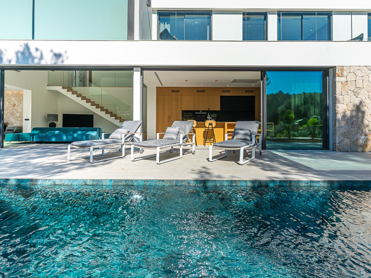 Poolvy med infinitypool och solstolar. Modern design, palmer, blå himmel. Lyx och komfort. Avkoppling vid poolen.