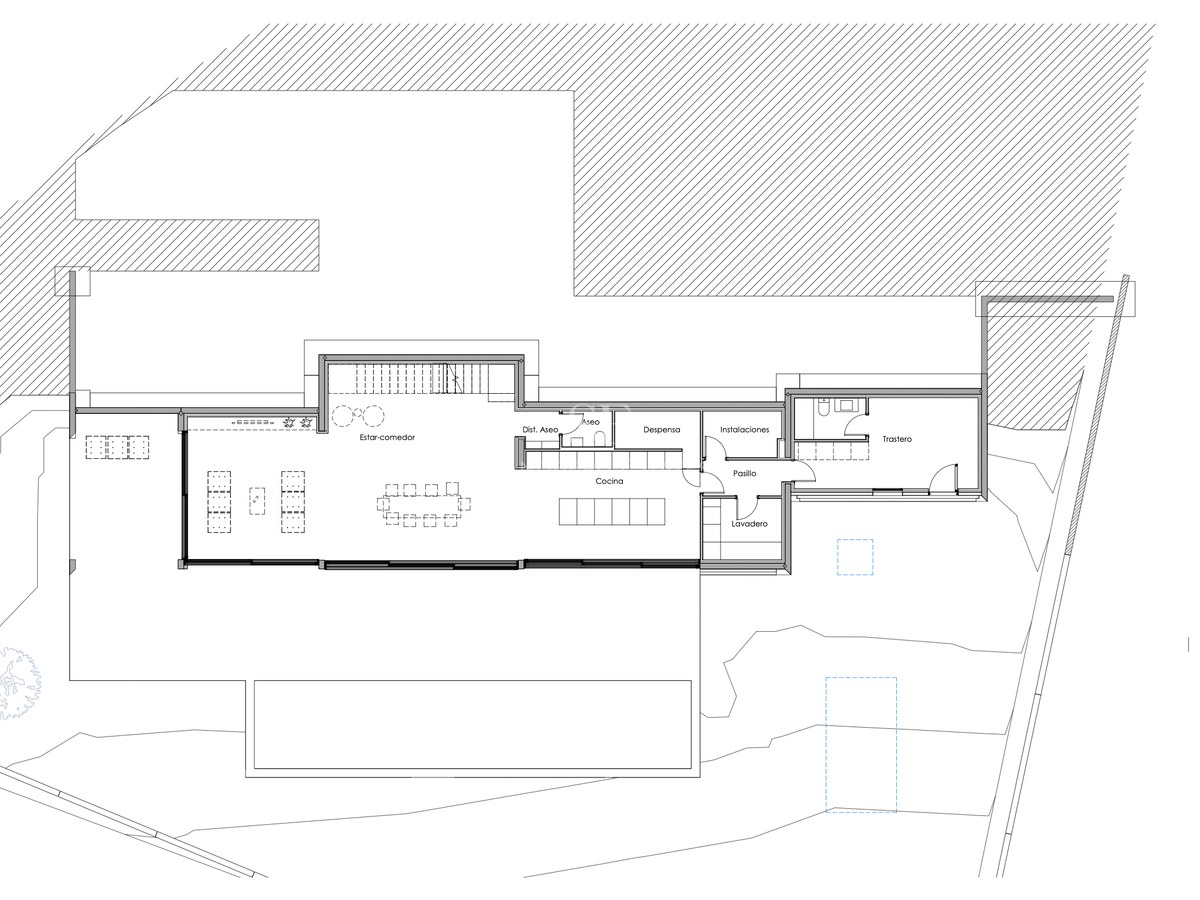 2D arkitektonisk planritning som visar layout för vardagsrum, kök och tekniska ytor.