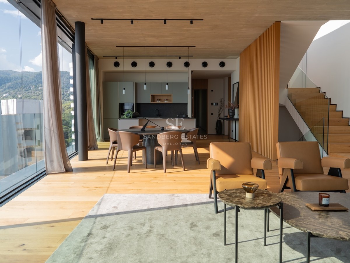 Großzügiges modernes Wohnzimmer mit Eichenparkett, bodentiefe Fenster mit Bergblick und Designerküche.