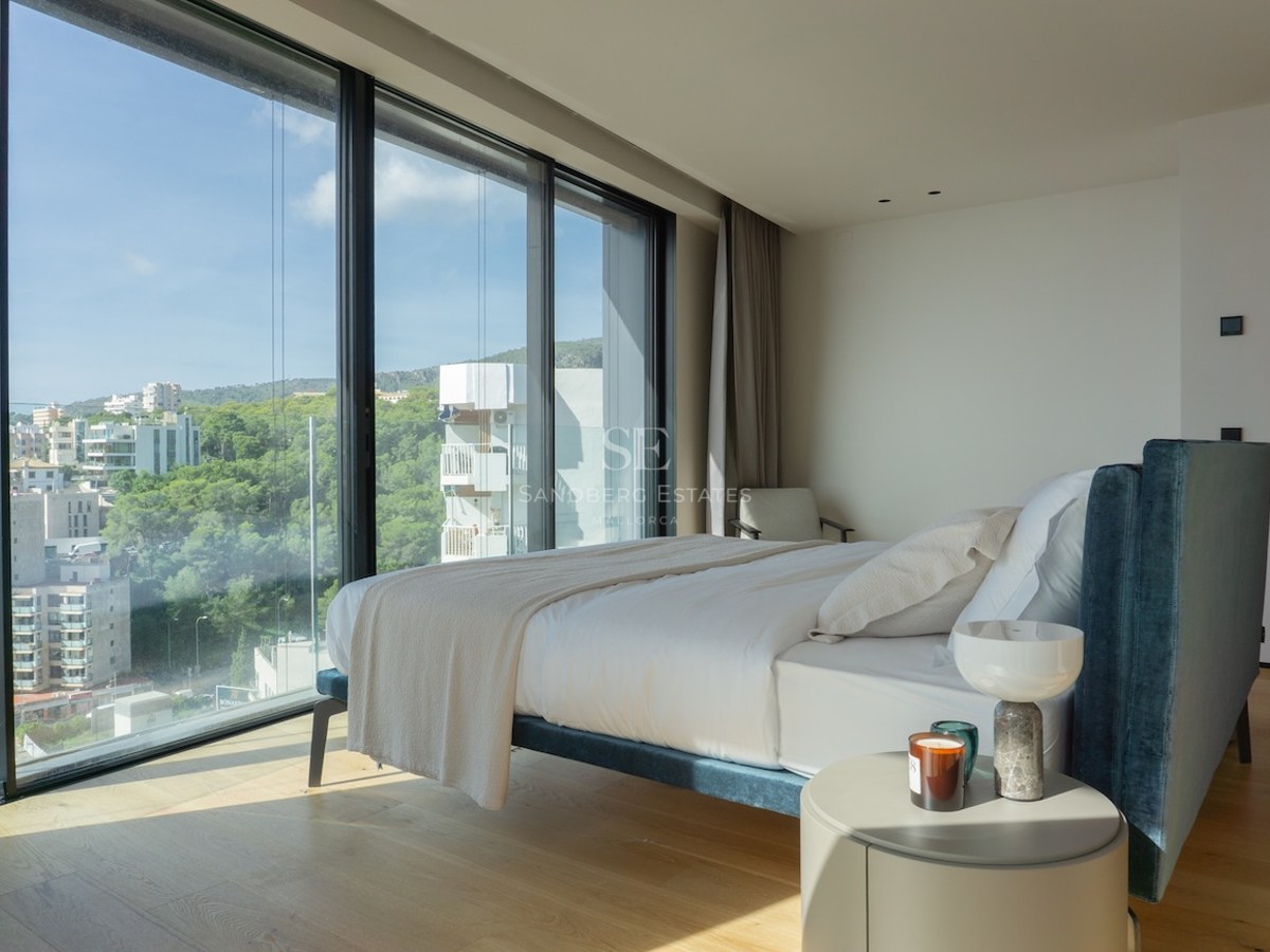 Zeitgenössisches Schlafzimmer mit bodentiefen Fenstern, Stadt- und Hügelblick, blauem Samtbett und Eichenparkett.