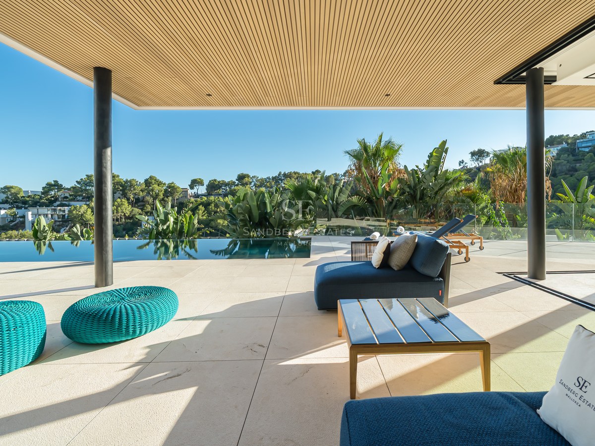 Exterior of a modern villa with pool, lush garden and elegant architecture. Spacious and bright spaces. Contemporary design.