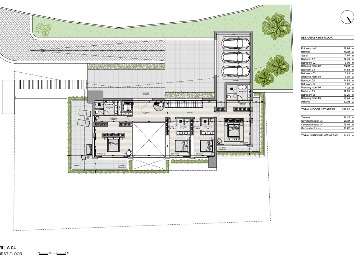 Arkitektonisk planritning över första våningen i Villa 04 med fyra sovrumssviter och trippelgarage.