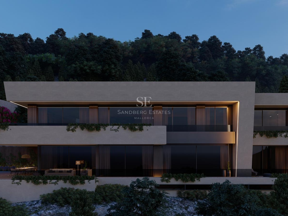 Kvällsvy av en modern villa i flera plan med stora glaspartier och terrasser integrerade i grönskande sluttning.