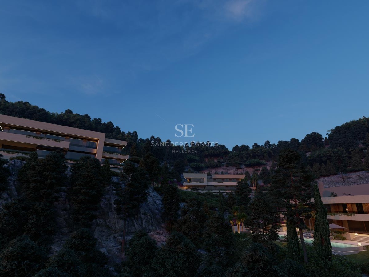 Samtida lyxvillor i flera nivåer integrerade i en skogsklädd bergssluttning i skymningen.
