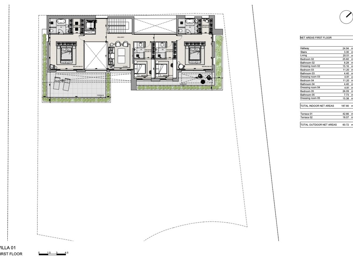 Arkitektonisk planritning över första våningen med fyra sovrum, en-suite badrum och stora terrassytor.
