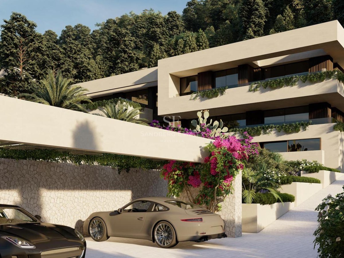 Modern vit villafasad med lyxbilar, stenmurar och bougainvillea på en skogsklädd sluttning.