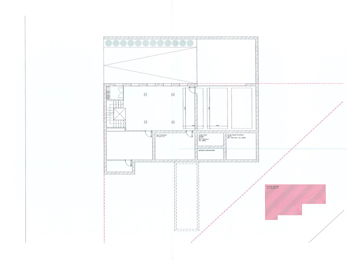 Plan technique du sous-sol illustrant le garage, la salle des machines et les réservoirs d'eau.