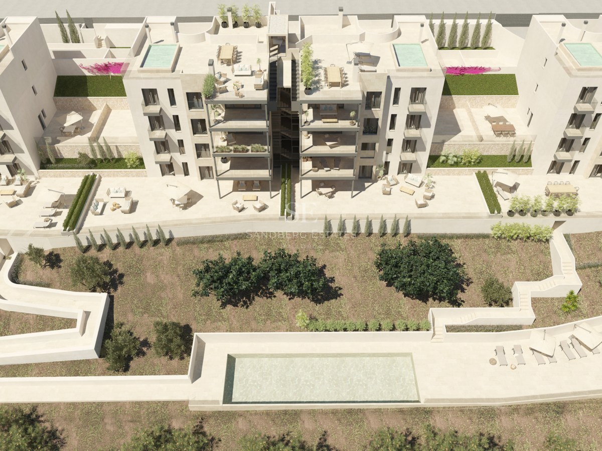 Vue aérienne d'un complexe résidentiel contemporain avec terrasses privées, piscines de toit et piscine commune.