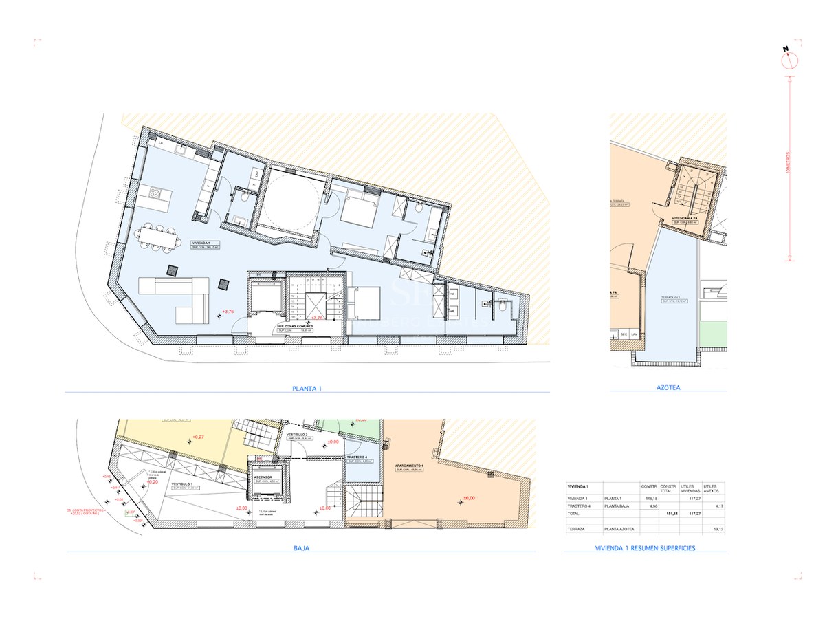 Plan architectural technique sur trois niveaux montrant le séjour, les chambres, les salles de bains et le toit-terrasse.