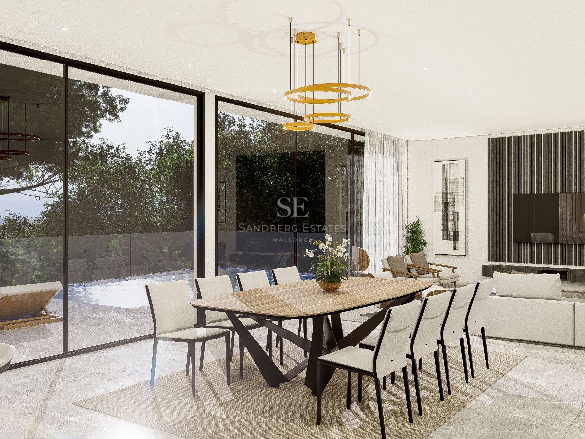 Comedor moderno con mesa de madera, lámpara dorada y ventanales de suelo a techo con vistas a la piscina y jardín.
