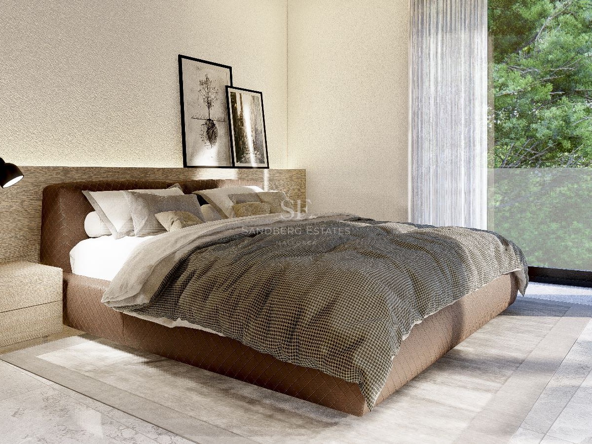 Dormitorio moderno con cama marrón y ventanales de suelo a techo con vistas a árboles frondosos.