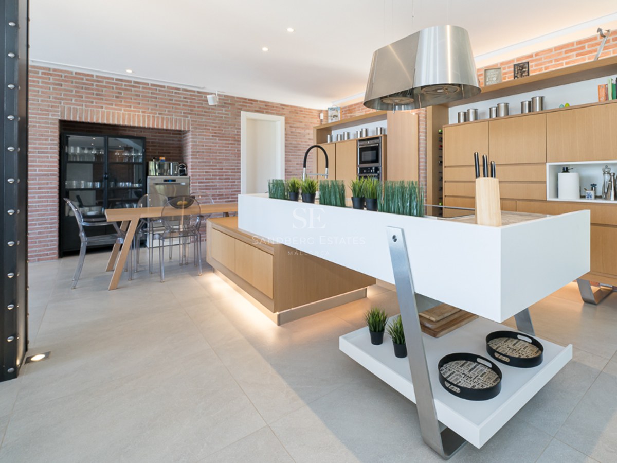 Vue extérieure d'une villa moderne avec piscine, jardin luxuriant et grandes fenêtres. Design minimaliste et élégant.