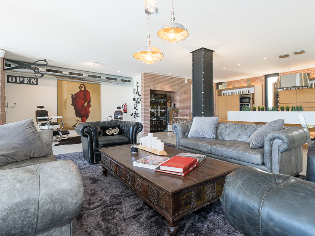 Vaste salon avec accès direct à la piscine. Intérieur moderne avec de grandes baies vitrées et lumière naturelle. Détails de design et finitions haut de gamme.