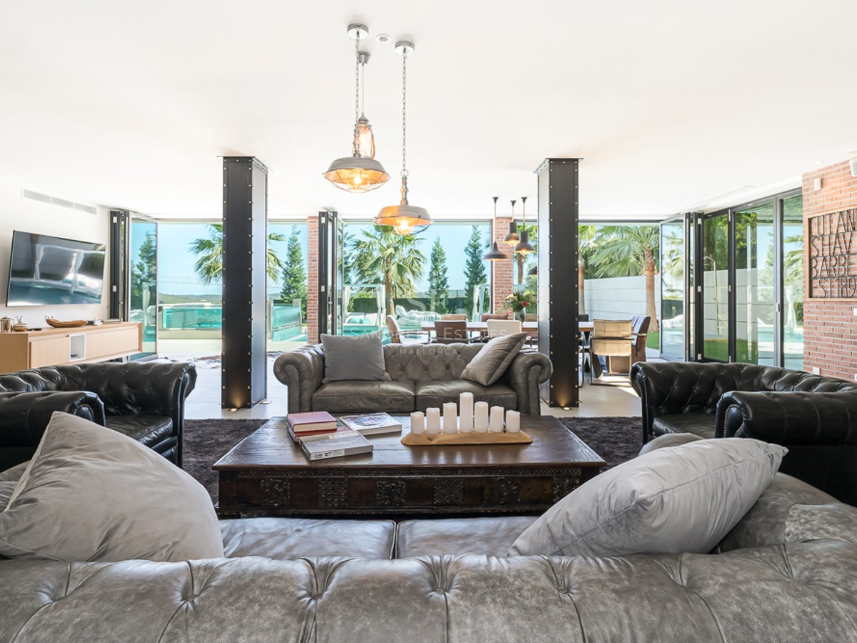 Vue panoramique d'une villa moderne avec piscine, jardin et vastes terrasses. Architecture minimaliste avec des lignes épurées et beaucoup de lumière naturelle.