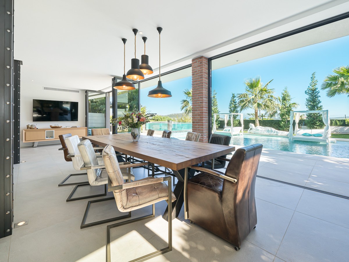 Vue extérieure d'une villa moderne avec piscine réfléchissante, jardin luxuriant et design architectural minimaliste.
