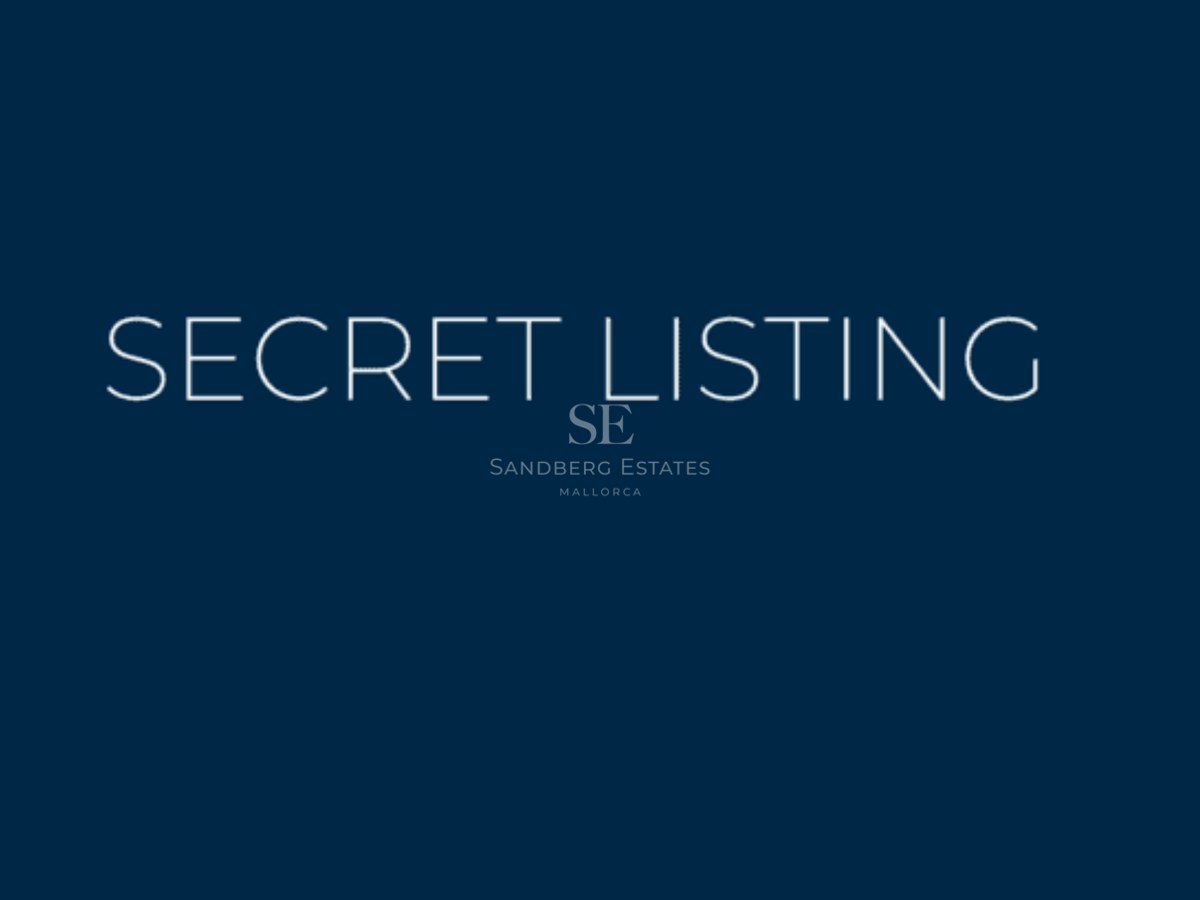 Fond bleu foncé avec le texte blanc SECRET LISTING.