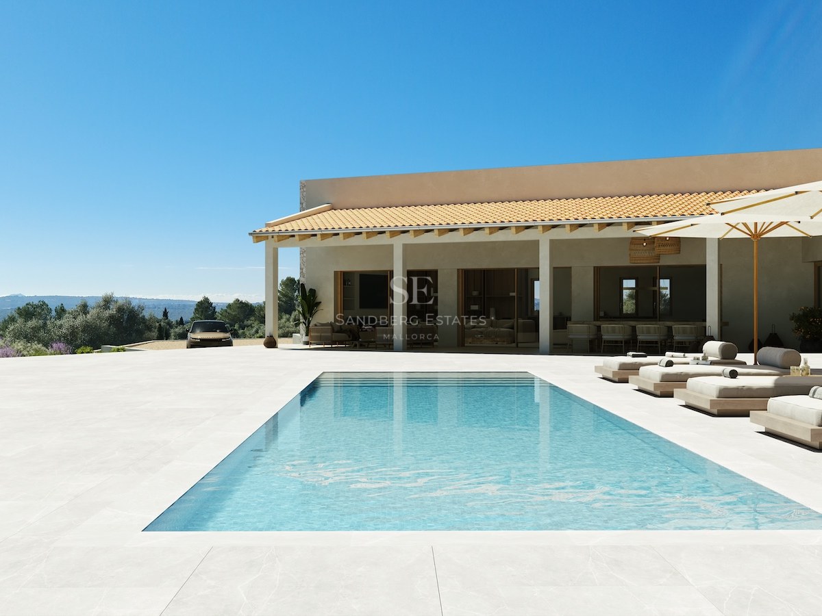 Moderne Villenterrasse mit großem Pool, luxuriösen Sonnenliegen und weitem Blick auf die Landschaft.