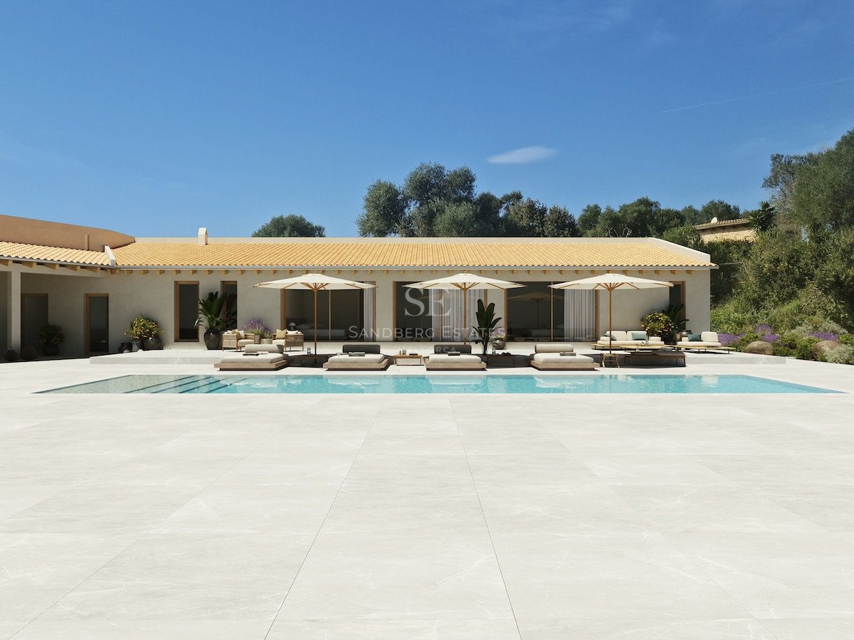 Großer Pool und weitläufige helle Terrasse vor einer mediterranen Villa unter blauem Himmel.