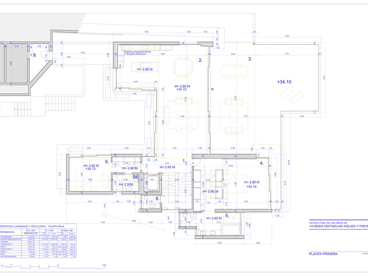 Teknisk planritning för första våningen som visar rum, dimensioner och en stor terrass.