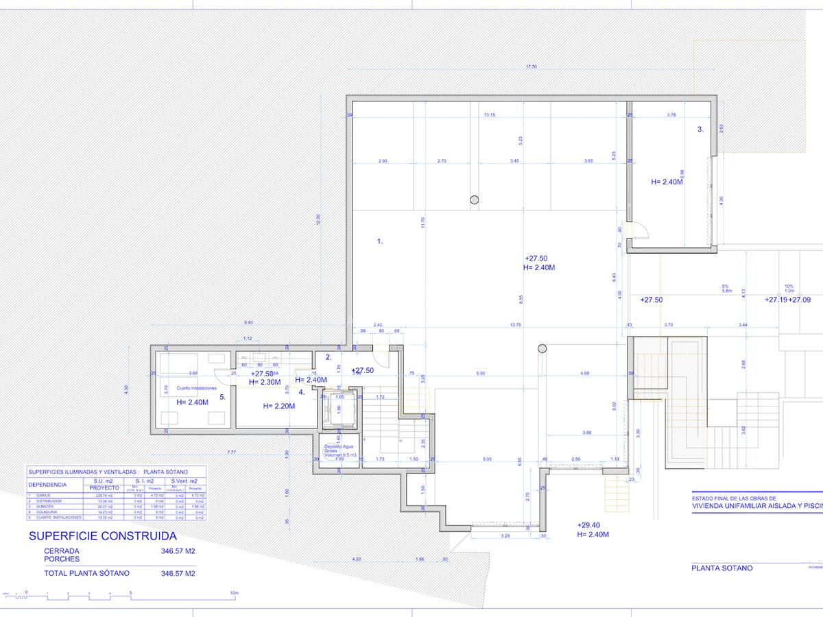 Arkitektonisk planritning över källarvåningen som visar rumsdimensioner och teknisk layout.