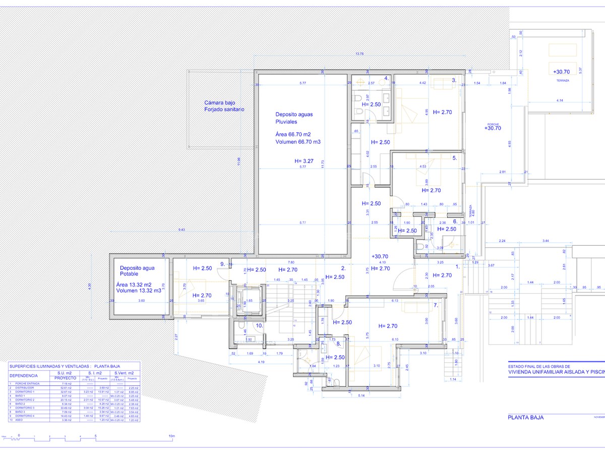 Teknisk arkitektonisk planritning över bottenvåningen med rumsdimensioner och ytfördelning.