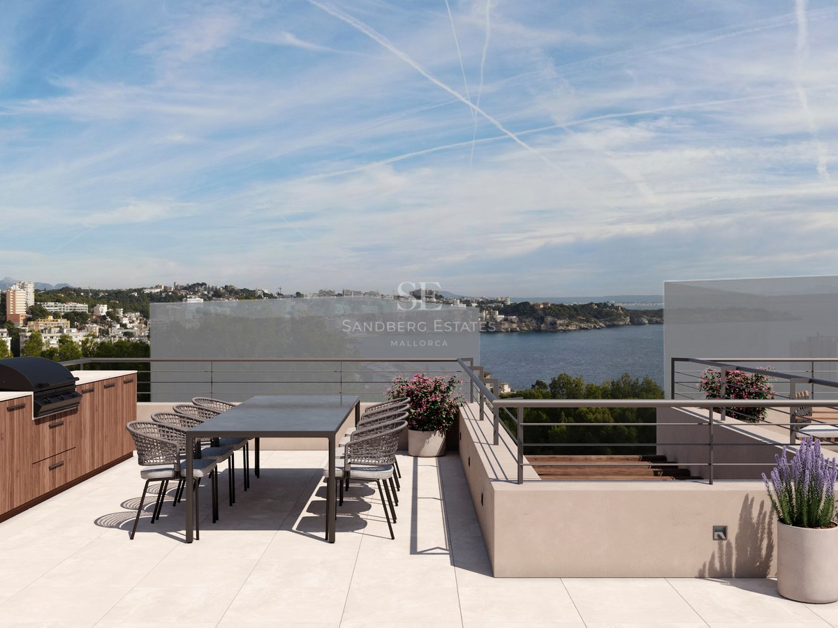 Terrasse de toit moderne avec cuisine extérieure, coin repas et vue panoramique sur la mer Méditerranée.