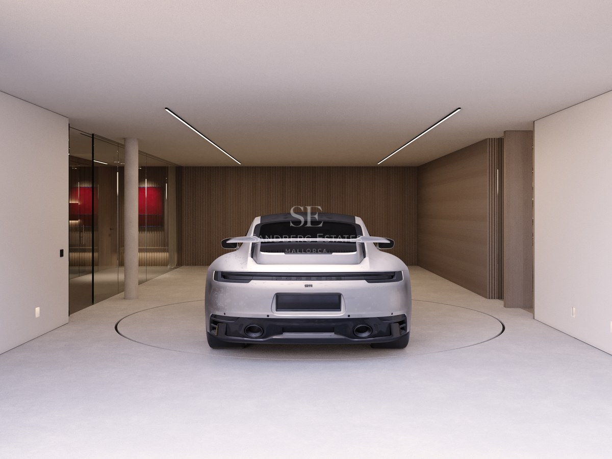 Voiture de sport argentée sur plateau tournant dans un garage moderne avec boiseries et éclairage LED encastré.