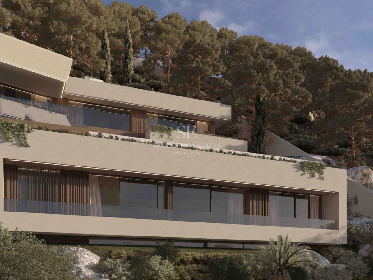 Villa moderna de tres plantas integrada en la montaña con fachadas beige, balcones de cristal y detalles en madera.