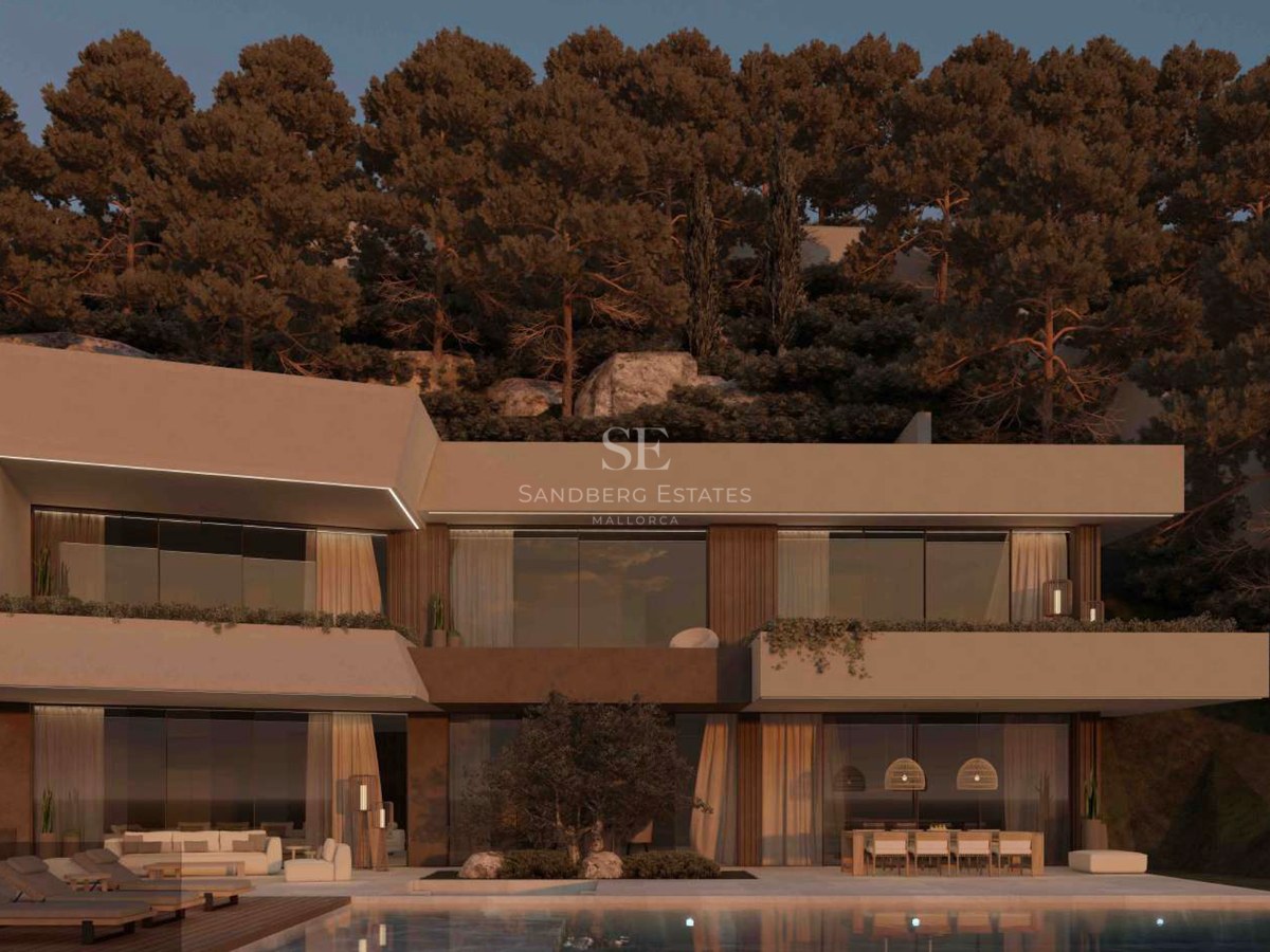 Villa contemporánea de dos niveles con grandes ventanales y piscina, situada frente a una ladera de pinos al atardecer.