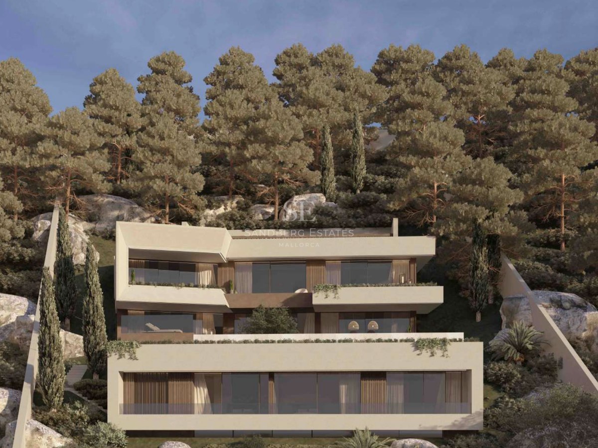 Villa contemporánea de tres niveles con terrazas blancas en una ladera empinada rodeada de pinos y rocas.