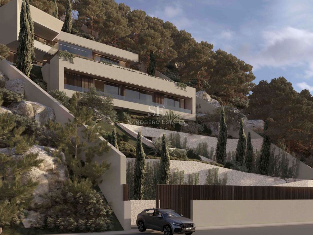 Arquitectura moderna de varios niveles en una colina rocosa con muros de piedra natural y pinos mediterráneos.