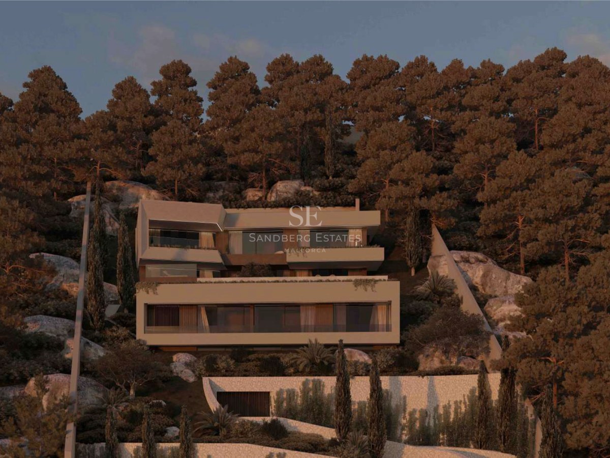 Villa moderna de varios niveles con grandes ventanales integrada en una colina de pinos al atardecer.
