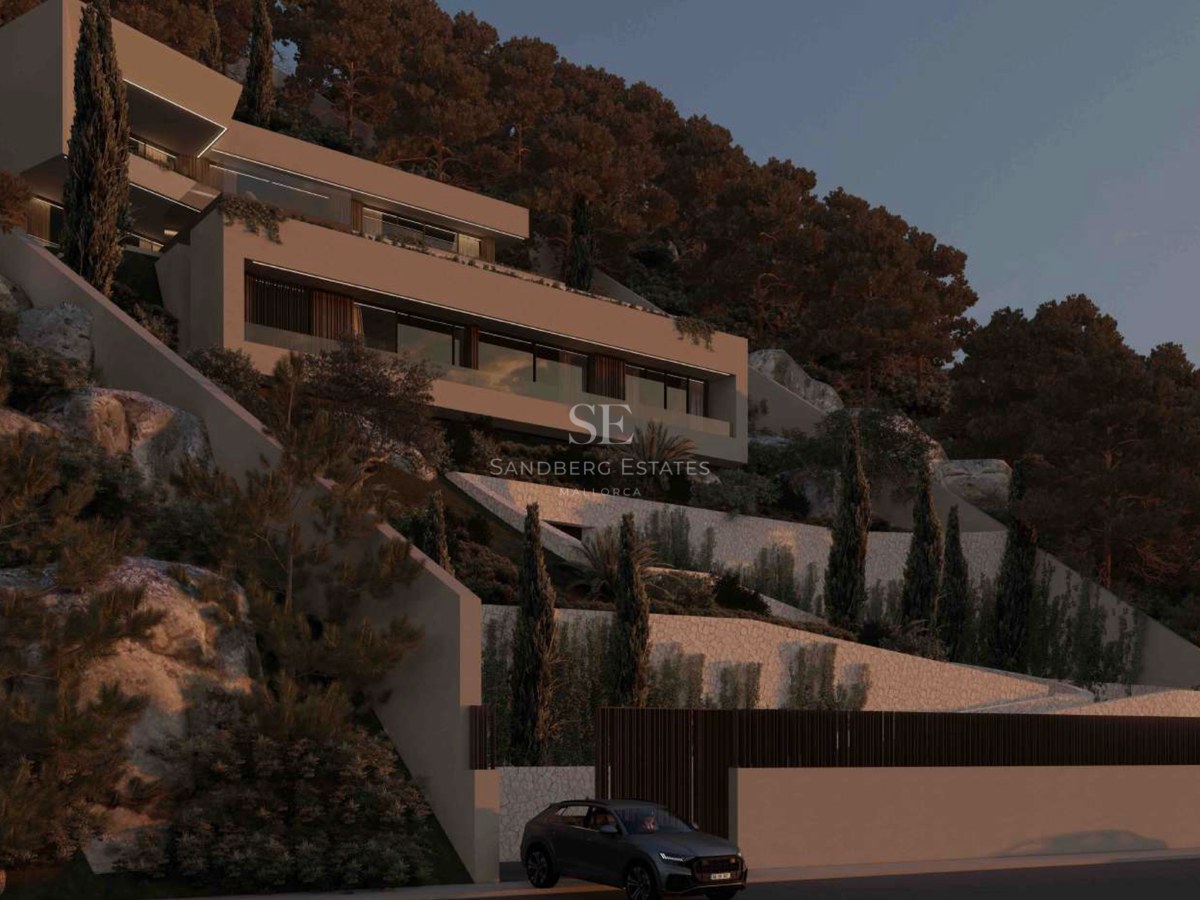 Villa moderna de varios niveles integrada en una ladera rocosa con pinos y terrazas de piedra al atardecer.