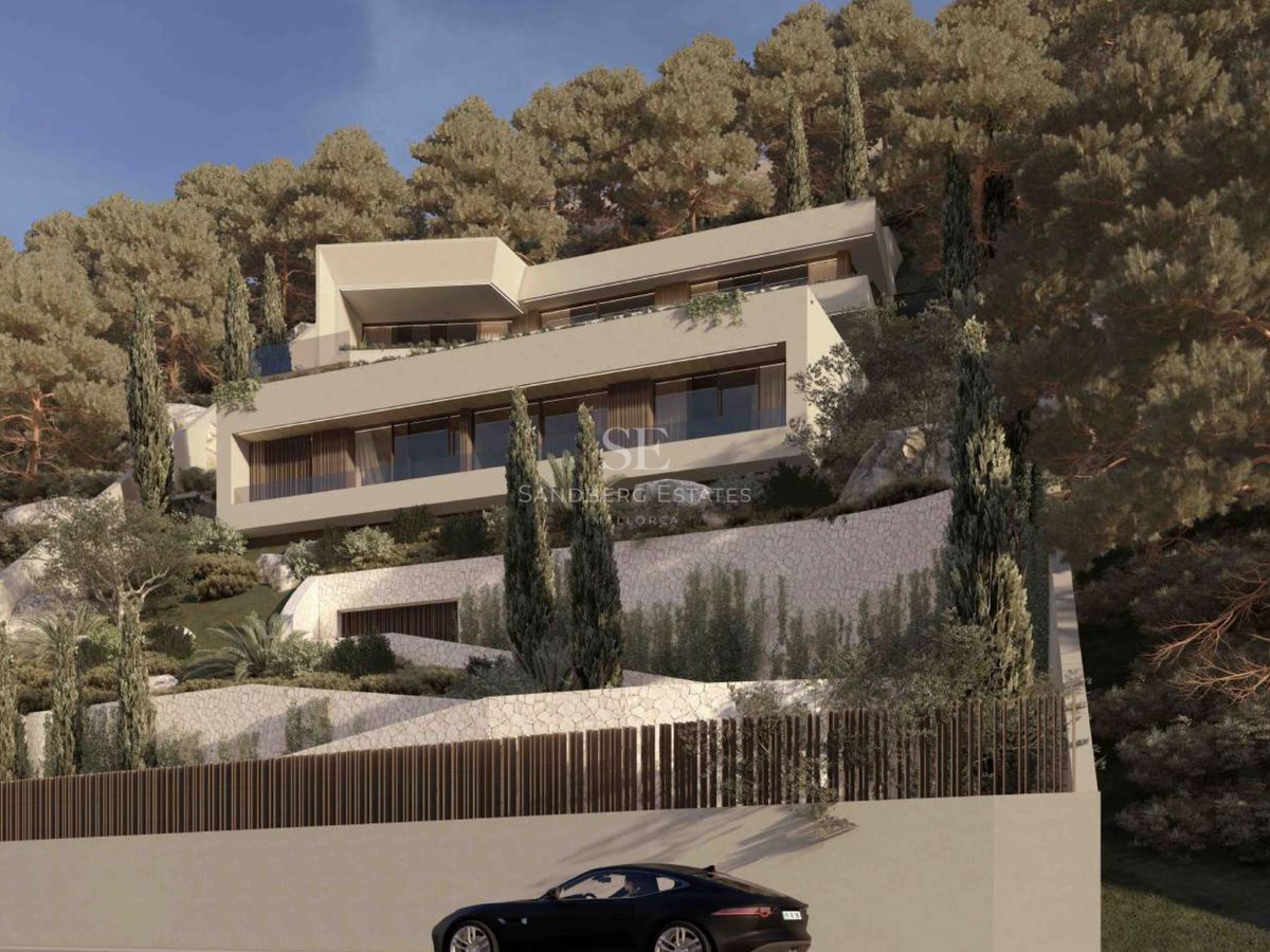 Villa contemporánea de varios niveles construida en una ladera boscosa con muros de piedra natural.