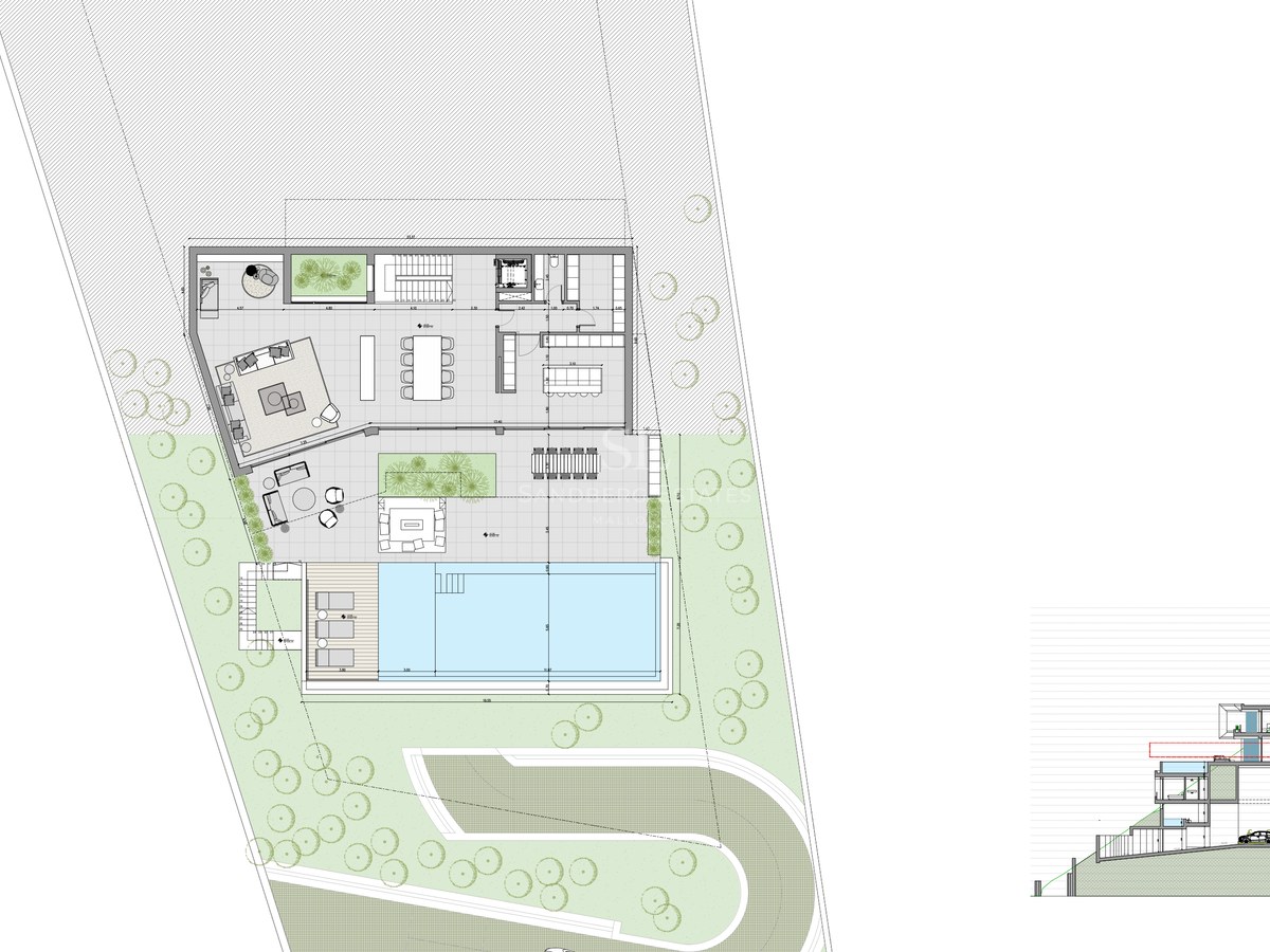 Plano de planta 2D y sección de una villa de lujo con piscina infinita y jardín escalonado en una pendiente.