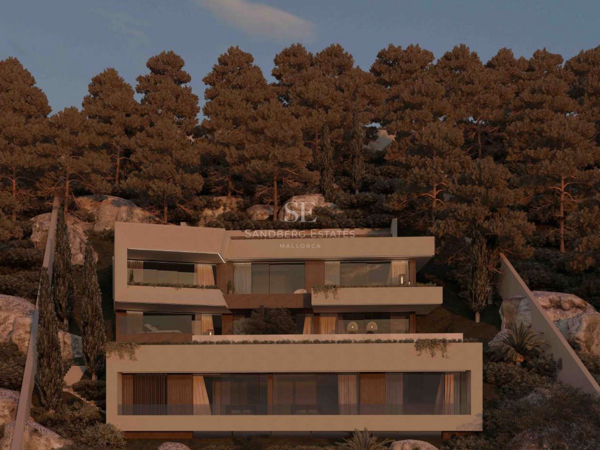 Villa moderna de tres niveles construida en una ladera boscosa bajo la luz cálida del atardecer.