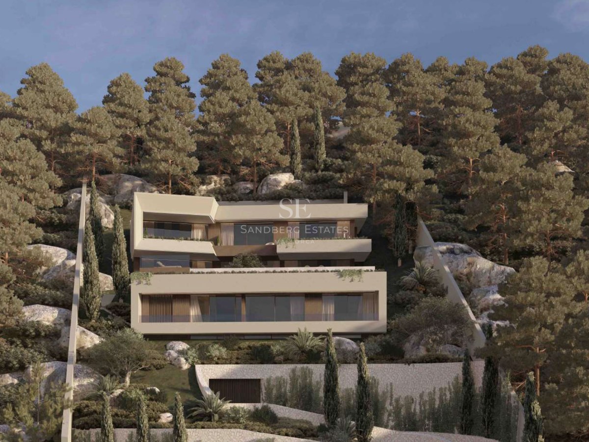 Villa moderna de varios niveles con amplios ventanales integrada en un bosque de pinos y rocas en una ladera.