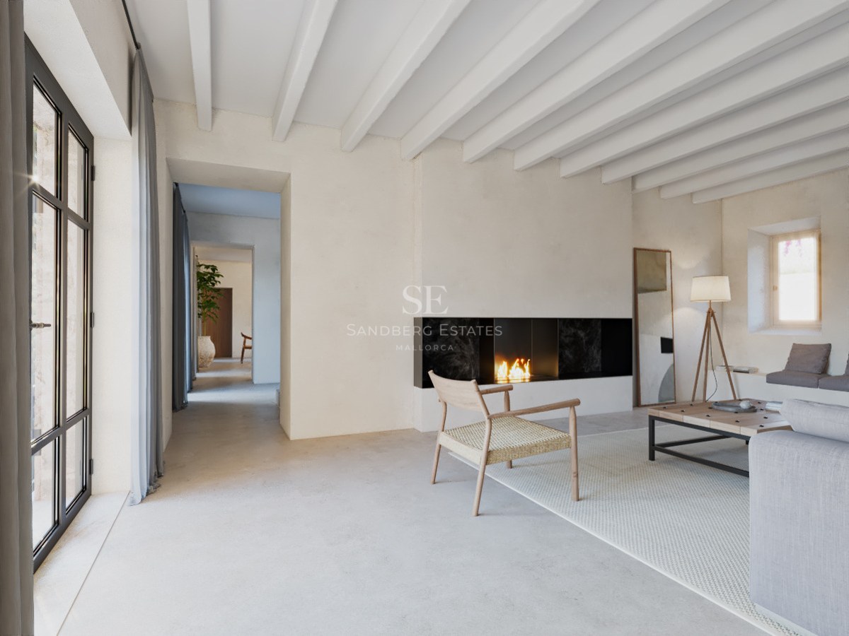 Helles Wohnzimmer mit modernem schwarzen Kamin, weißen Deckenbalken und einem Designer-Holzstuhl.