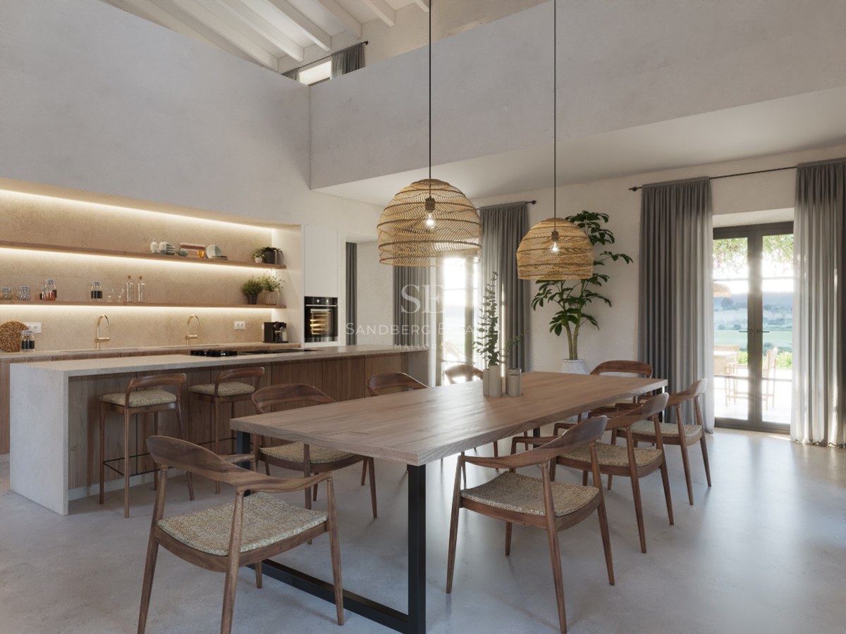 Großzügiger Essbereich mit langem Holztisch, Korblampen und einer modernen offenen Küche im Hintergrund.