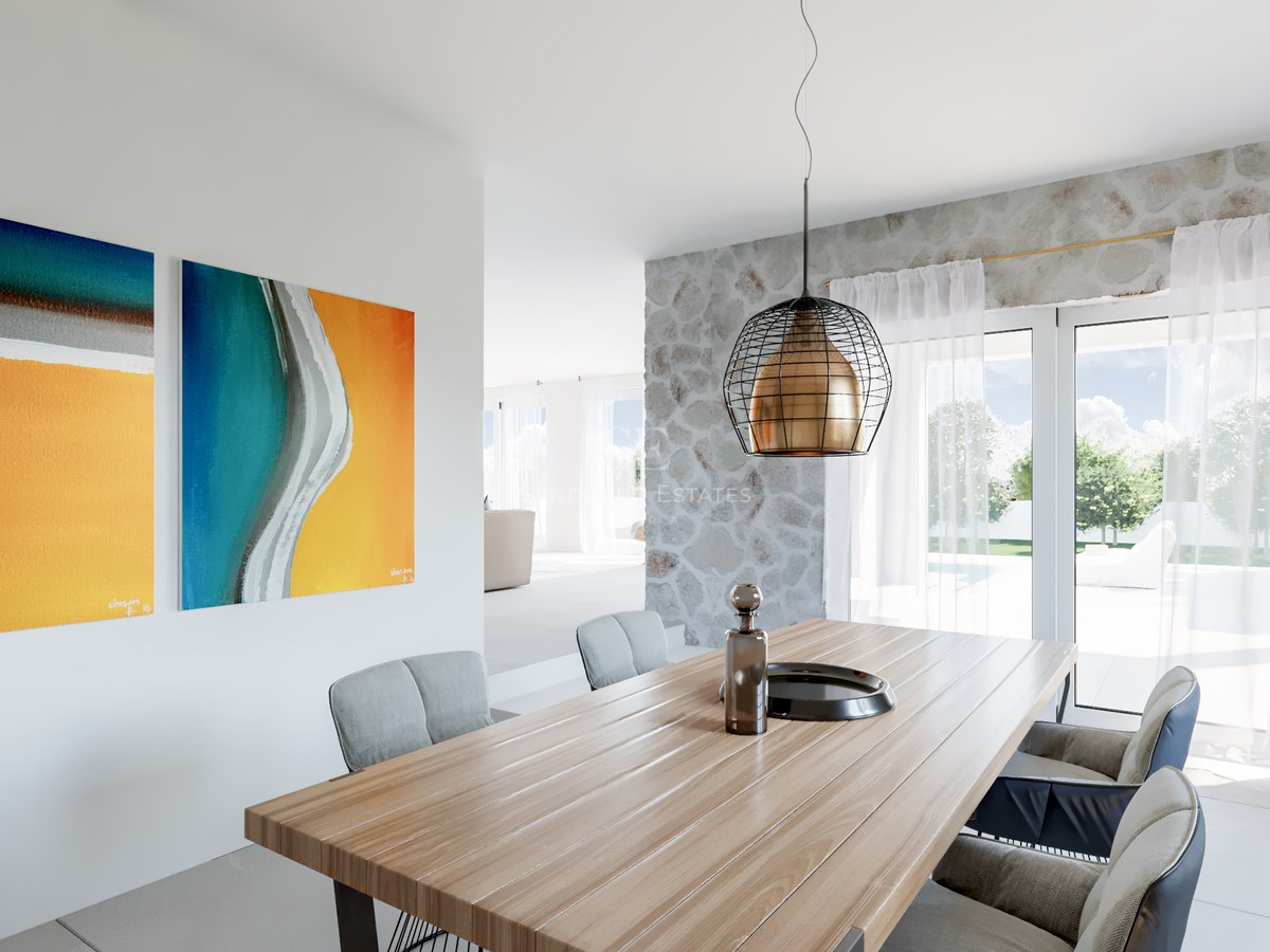 Moderner Essbereich mit Holztisch, Designerlampe, Steinwand und abstrakter Kunst mit Blick auf die helle Terrasse.