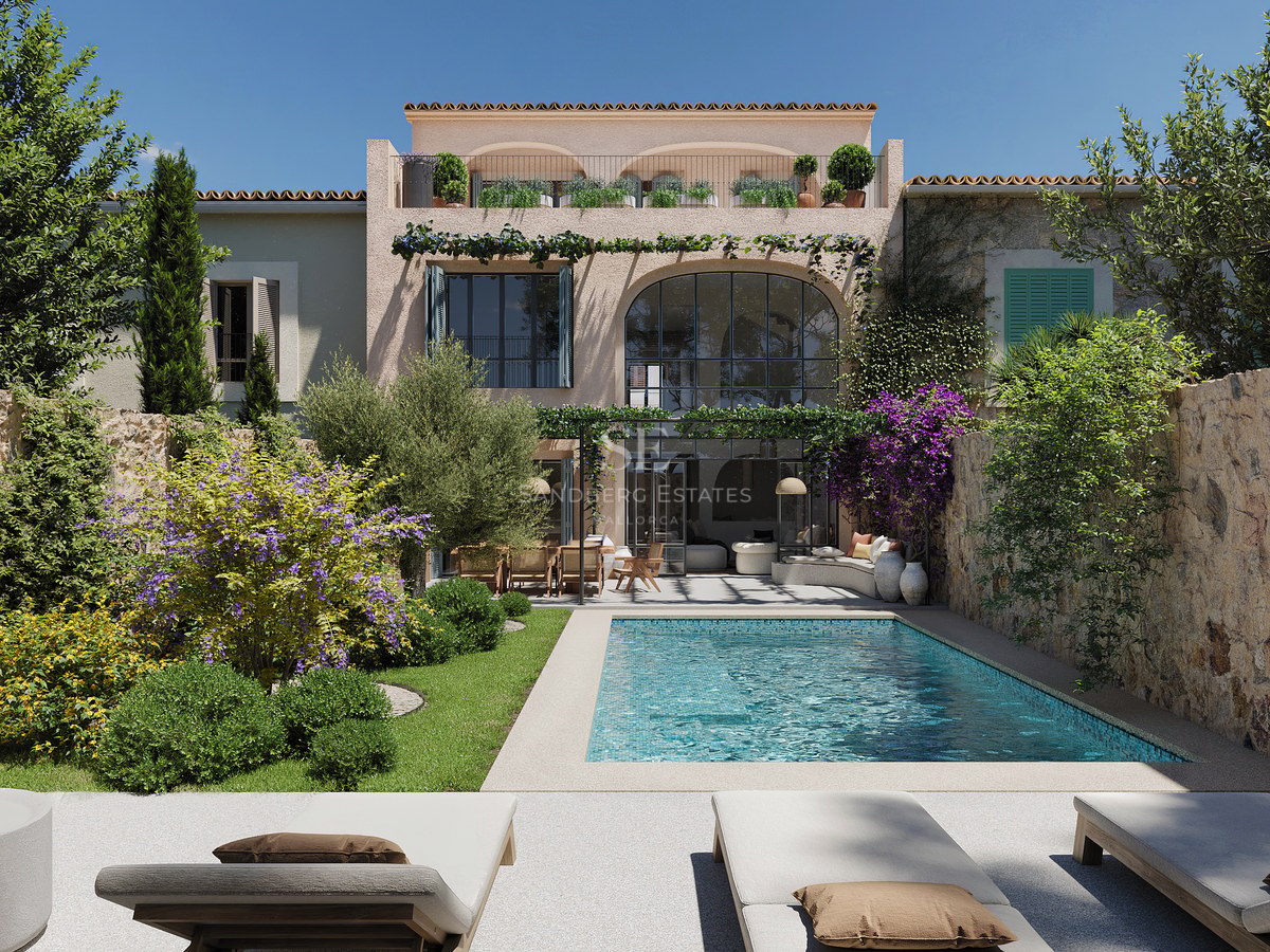 Piscine turquoise entourée d'un jardin luxuriant et façade d'une villa méditerranéenne sous un ciel bleu.